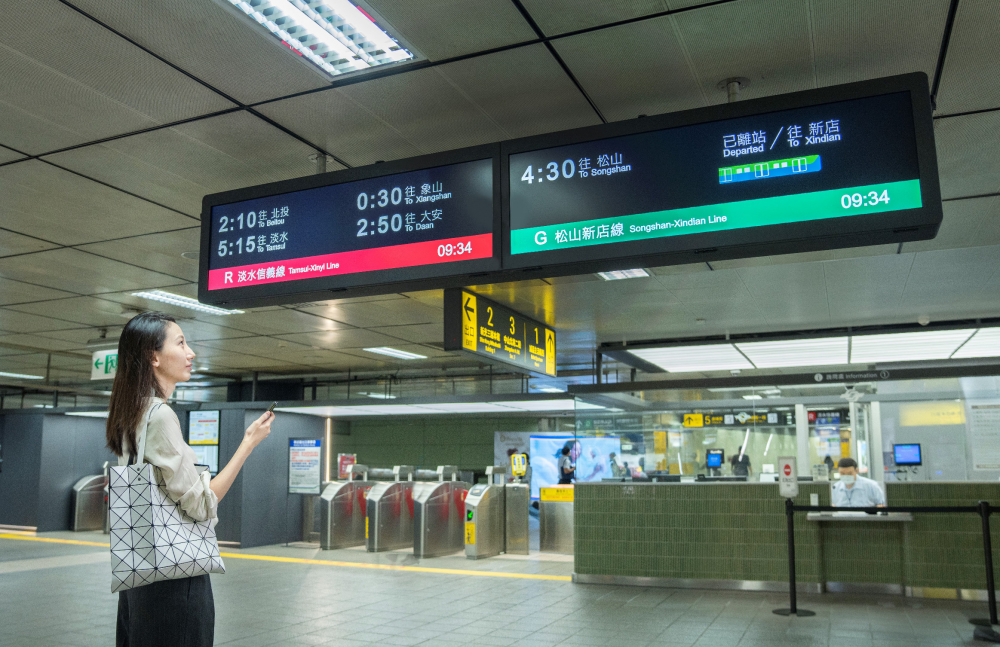 達擎TARTAN顯示器的特殊長條型比例非常適合空間與高度有限的大眾運輸場域應用，具備工業等級高品質、高亮度、高解析與高色彩飽和度等優勢，打造都會智能車站新風貌。
