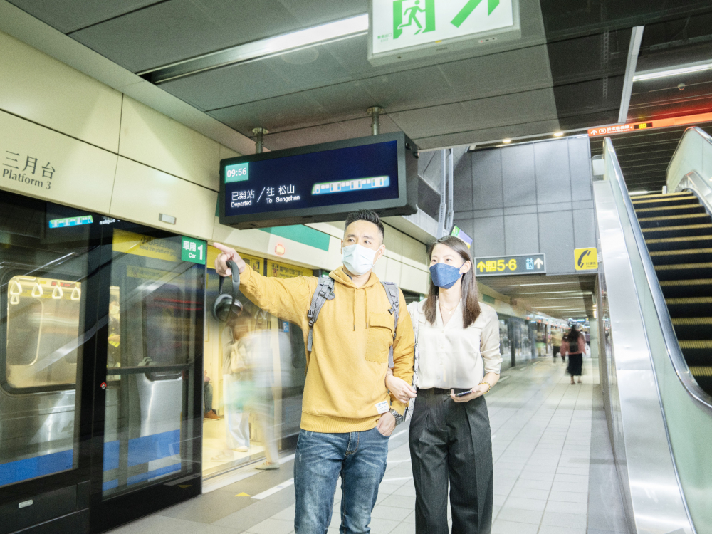 友達旗下達擎之客製化TARTAN顯示器，於台北捷運中山站亮相。以獨特長條型比例與高畫質特色，為台北捷運站帶來嶄新的都會車站風貌