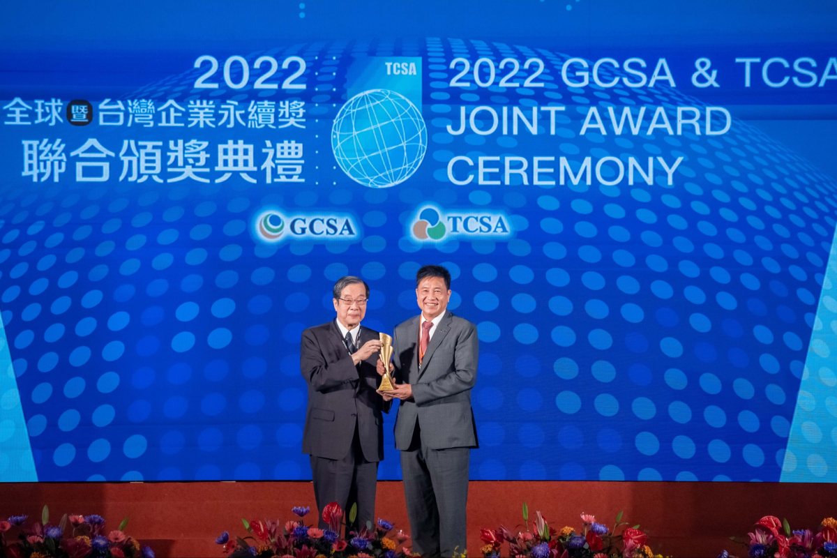 友達光電深耕永續經營、致力落實ESG作為，榮獲台灣企業永續獎及全球永續獎共計9項大獎，由考試院院長黃榮村(左)頒獎，友達光電董事長暨執行長彭双浪(右)代表領獎