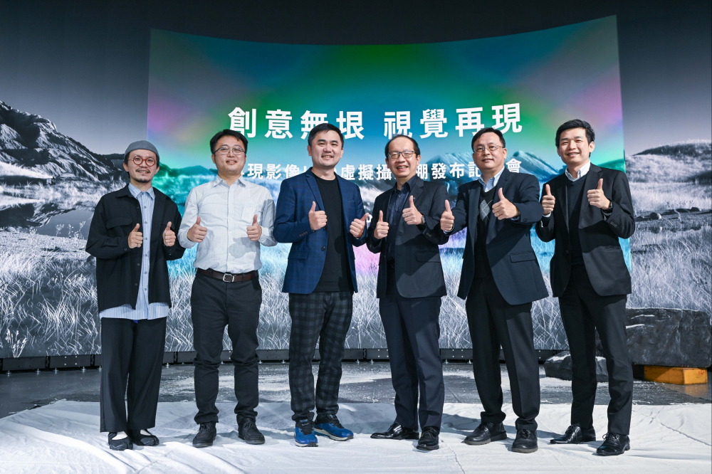 友達光電與再現影像攜手，於中影製片廠建置全台首座提供嶄新一站式整合服務的LED虛擬製作攝影棚（圖左至右：再現影像視覺總監郭憲聰、再現影像營運總監黃棨雋、再現影像藝術總監與導演紀柏舟、友達光電技術長廖唯倫、友達光電系統設計製造服務事業總部副總經理曾天龍、友達光電系統產品事業資深處長蘇聖倫）