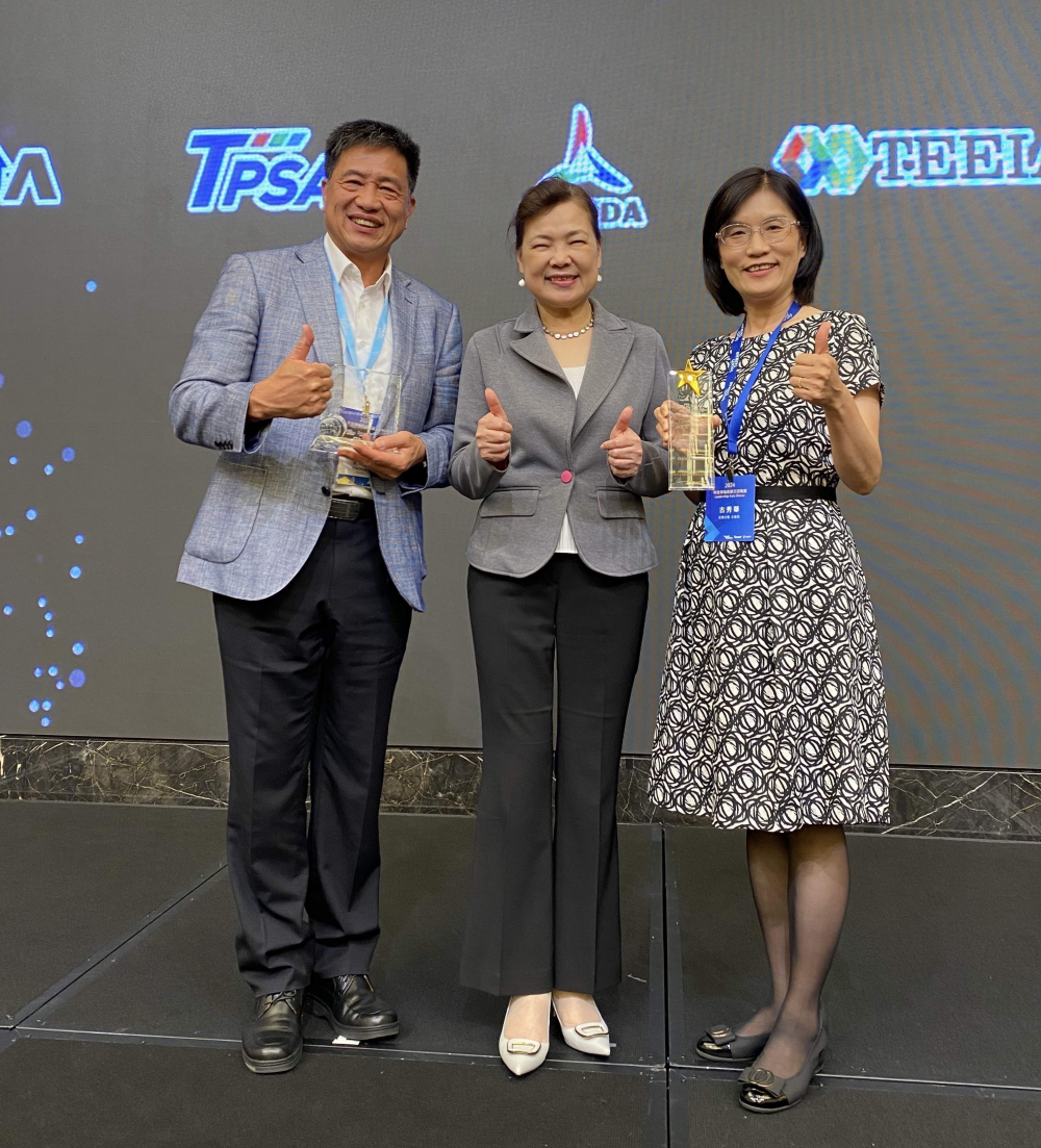 友達致力推動永續發展，於Touch Taiwan2024以3R策略貫穿Display、ESG展位實現綠色展覽目標之成果，Display展位獲綠色裝潢設計鑽質獎最高榮譽，ESG同獲金質獎殊榮。由經濟部長王美花（中）親自頒予友達光電董事長彭双浪（左）、友達光電永續長古秀華（右）