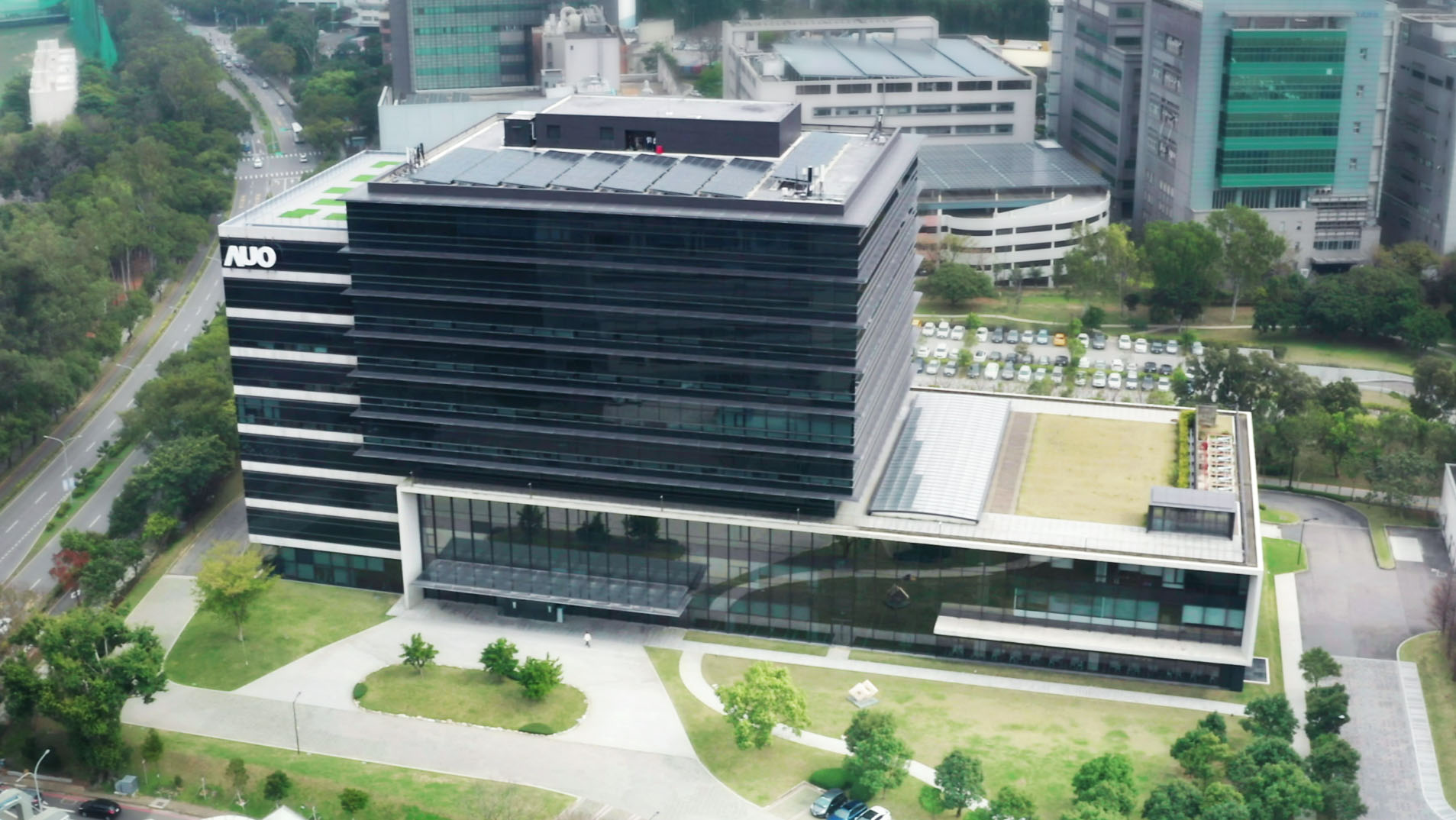 MK体育光电积极实践永续作为，以”MK体育全球研发中心（Global Research Center，GRC）”总部大楼，通过ISO 14068-1:2023碳中和管理标准查证，并承诺于2030年实现台湾所有办公据点均朝此目标迈进