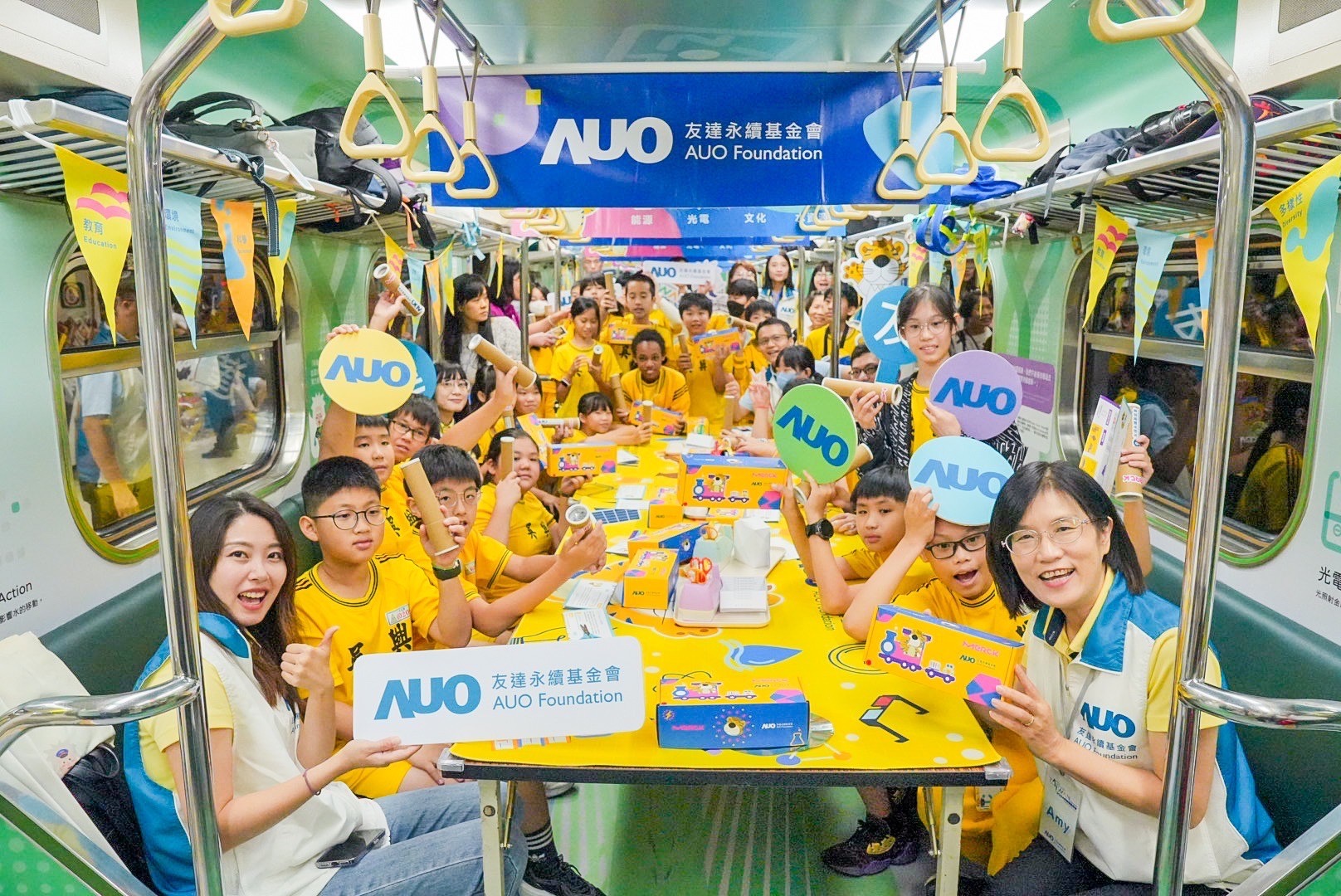 友達永續基金會響應國科會推動的「臺灣科普環島列車」正式啟航，透過「生活中的科學」車廂課程設計，展開為期6天巡迴全臺17個縣市、？32站的移動式科普之旅