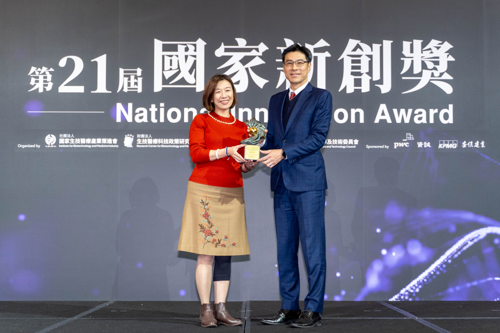 友達旗下子公司友達耘康與達擎分別以「中醫數位化檢測解決方案」及「寬視角3D醫療顯示器」獲得第二十一屆國家新創獎「智慧醫療與健康科技」類別的「企業新創獎」與「國家新創精進獎」兩項殊榮。圖左為衛生福利部政務次長林靜儀、圖右為友達光電智慧醫療事業群總經理廖世宏