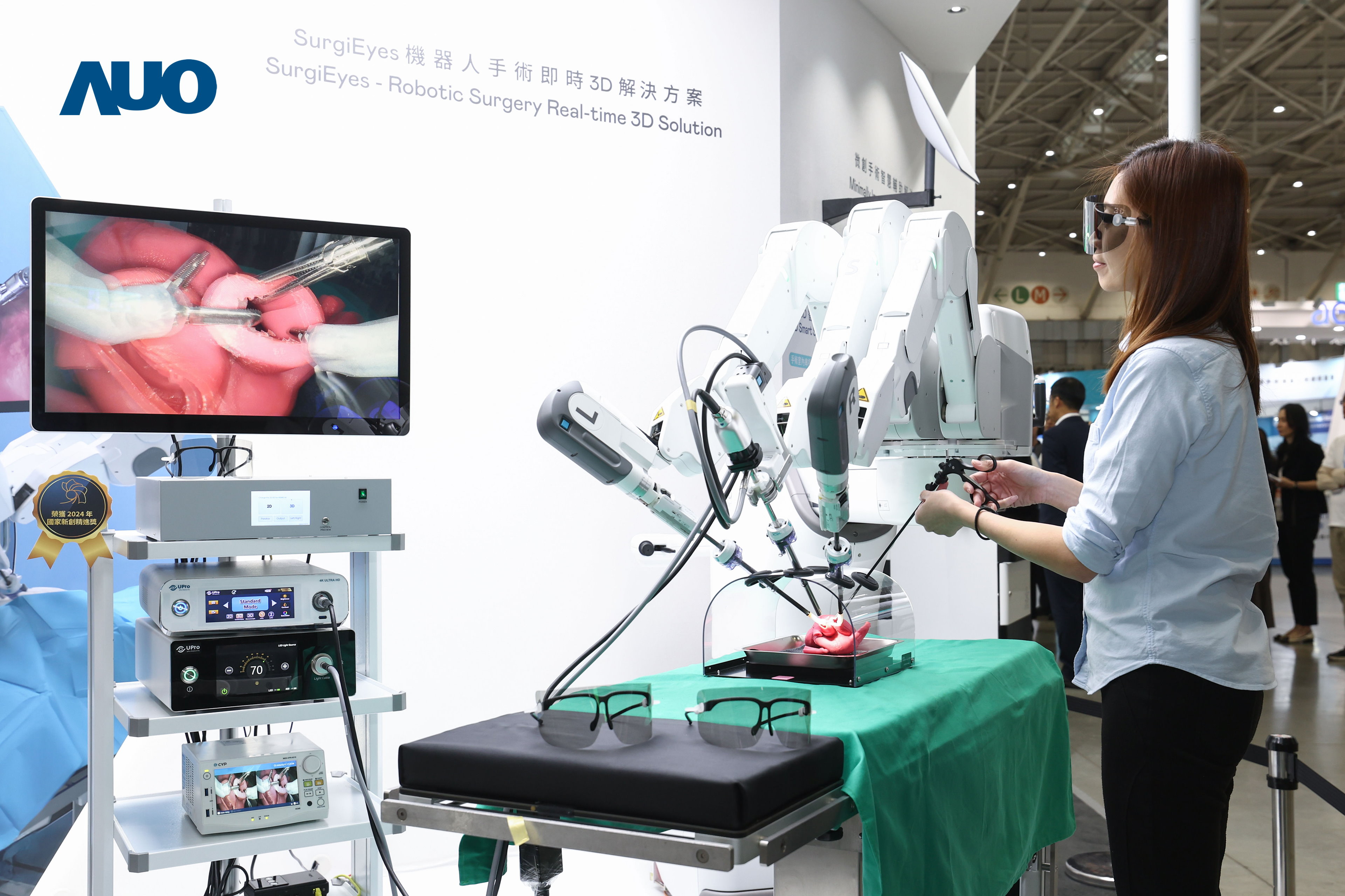 达擎以领先的3D显示技术推出〝SurgiEyes机器人手术实时3D解决方案〞，整合先进3D图像处理与独家3D垂直宽视角、广色域的显示技术，手术团队可实时同步主刀医师视角看到清晰3D影像，提升沟通效率与安全性。